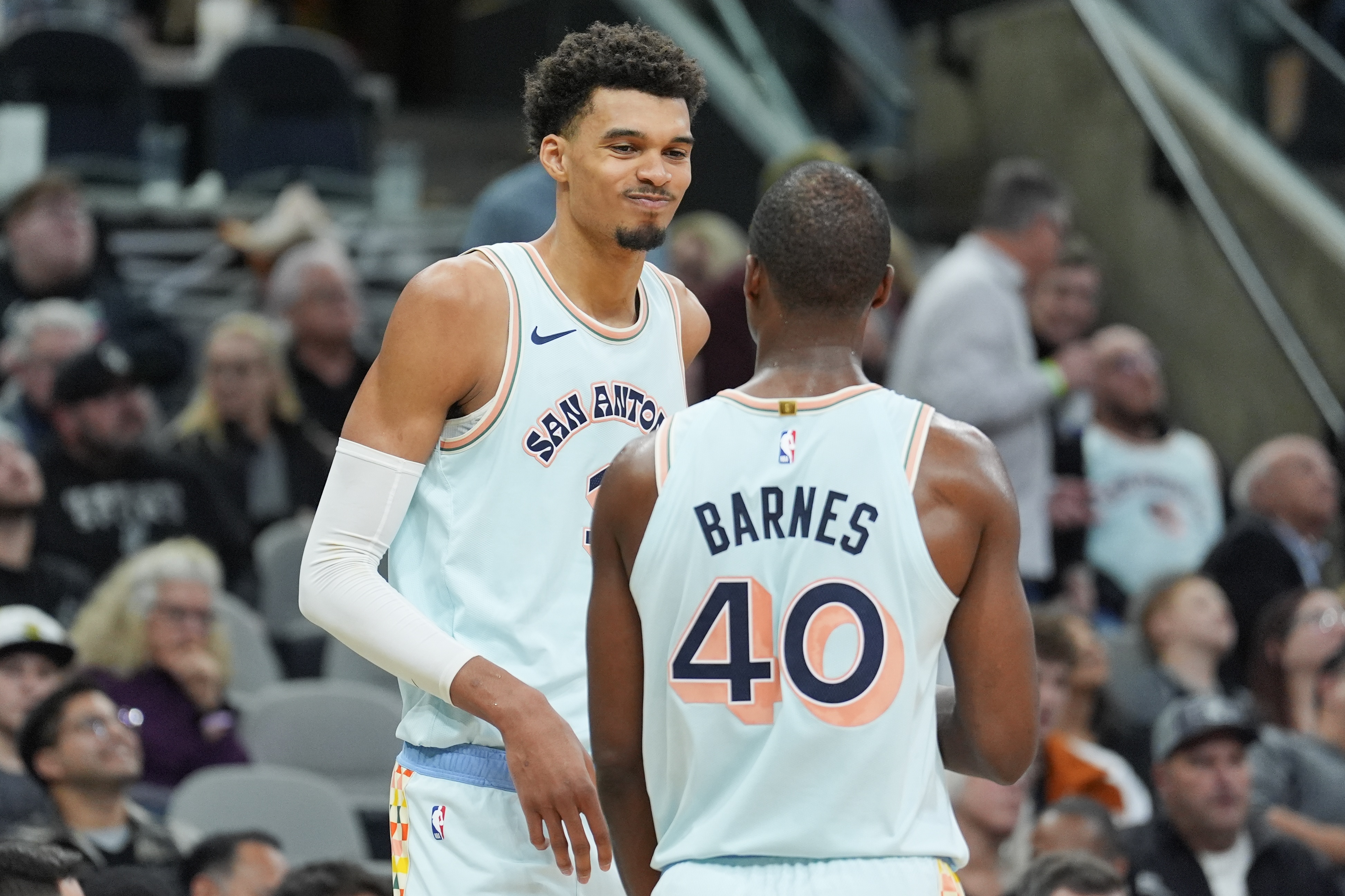 开云APP-文班亚马：哈里森·巴恩斯非常靠谱 他在场上总是无可挑剔